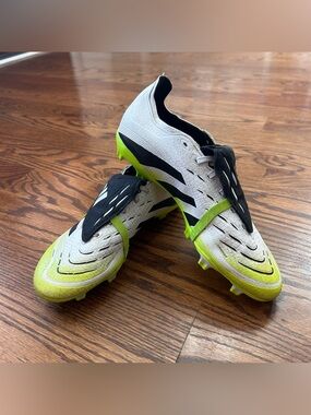 Adidas White and Neon Yellow Predator Soccer Cleats, size Men’s 9